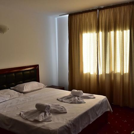 Hotel Ostrov Calimanesti Luaran gambar
