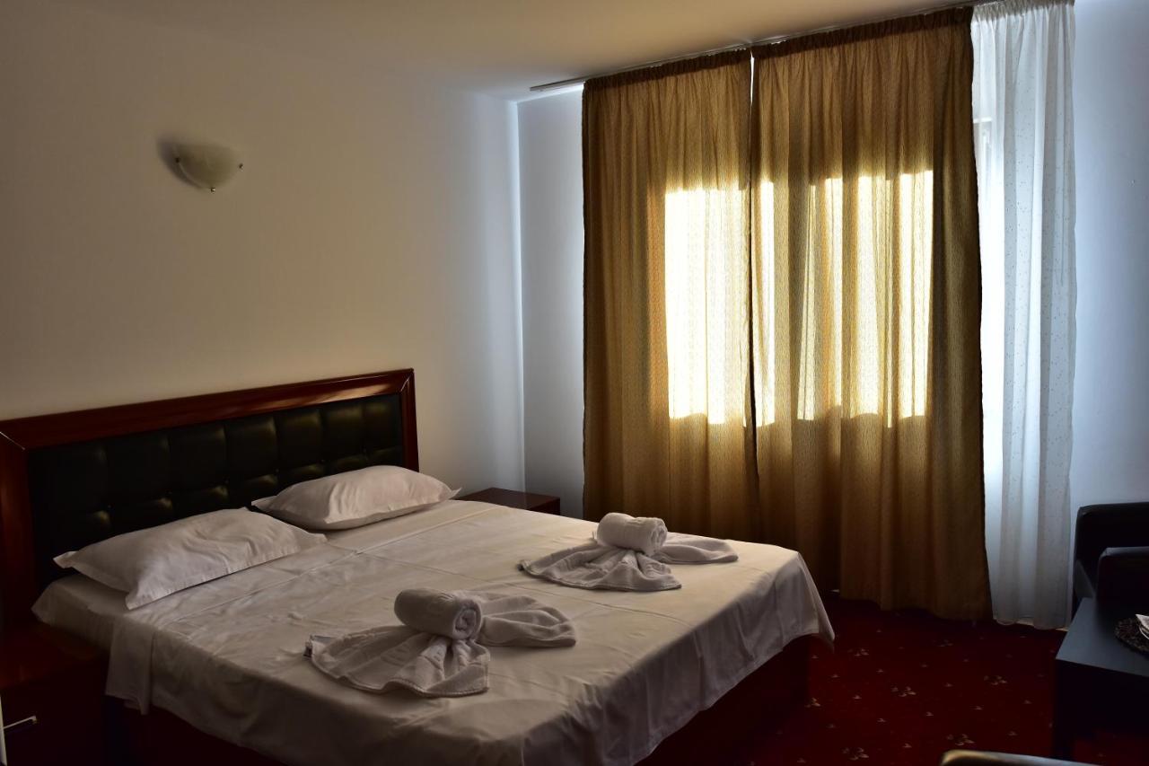 Hotel Ostrov Calimanesti Luaran gambar