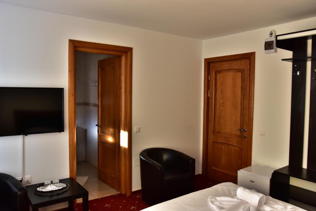 Hotel Ostrov Calimanesti Luaran gambar