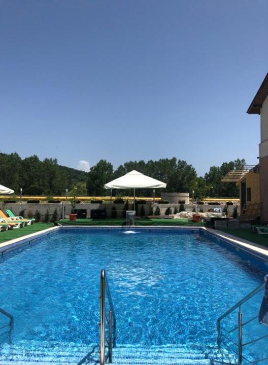 Hotel Ostrov Calimanesti Luaran gambar