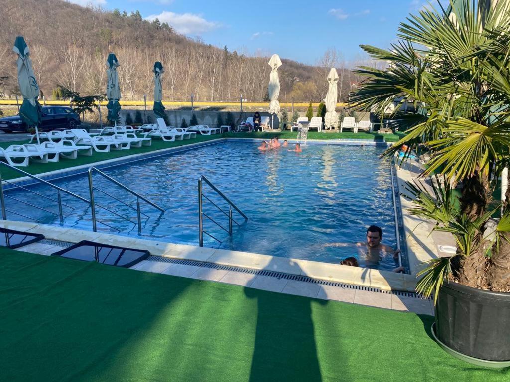 Hotel Ostrov Calimanesti Luaran gambar