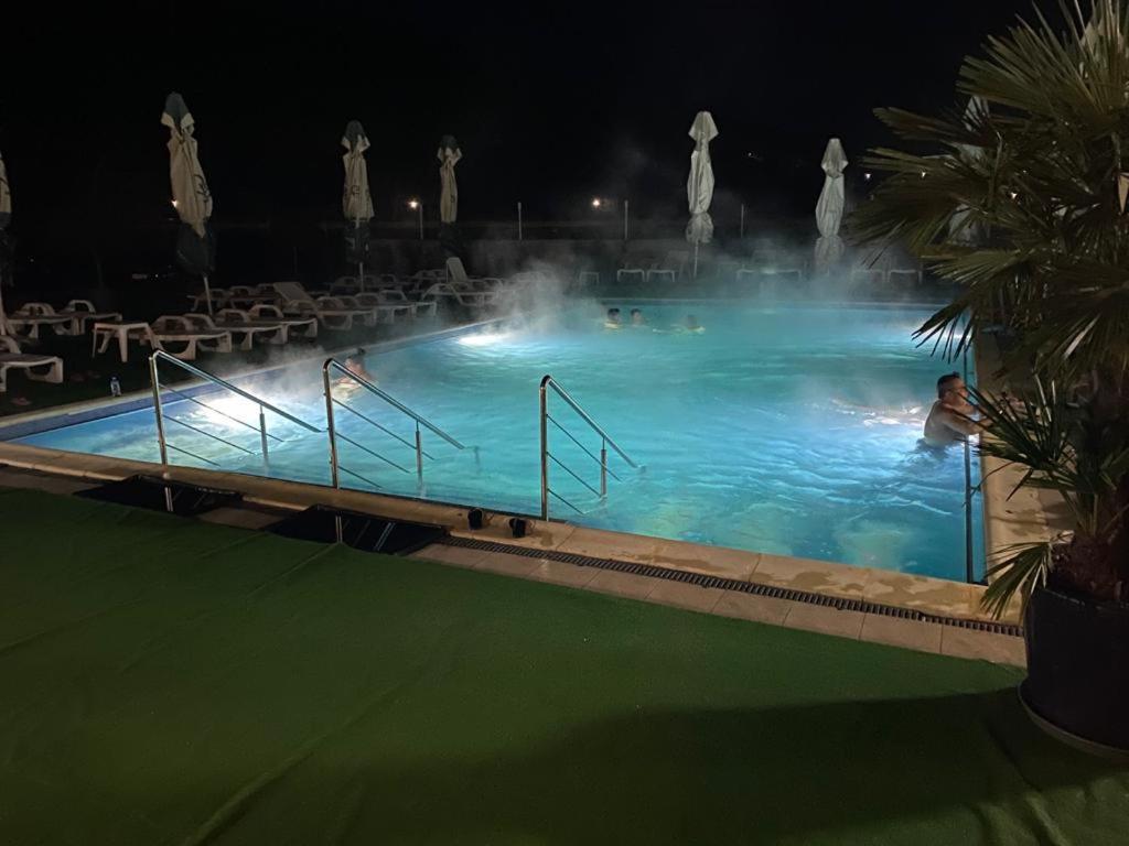 Hotel Ostrov Calimanesti Luaran gambar